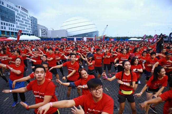 Philam Life Challenges Runners In The 100 Run In Celebration Of AIA’s Centennial Year