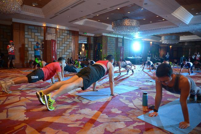 Celebrity trainer Arnold Aninion, joined by Philam Life Brand Ambassador Raymond Gutierrez, leads the Reboot with Arnold’s Army class, one of the side activities of Philam Vitality at the recently concluded IRONMAN 70.3 in Cebu.